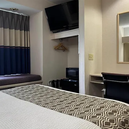 Microtel Inn By Wyndham Champaign-3